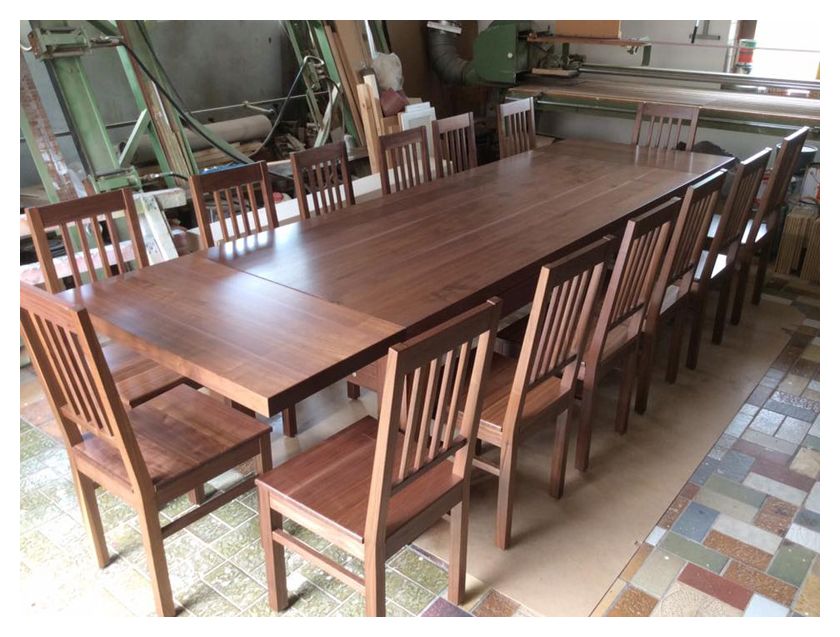 Möbel Tisch mit 14 Stühlen aus Nussbaum