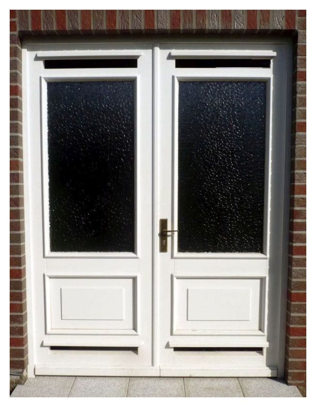 Tür aus Hartholz mit Lüftungsschlitzen und Glasausschnitt